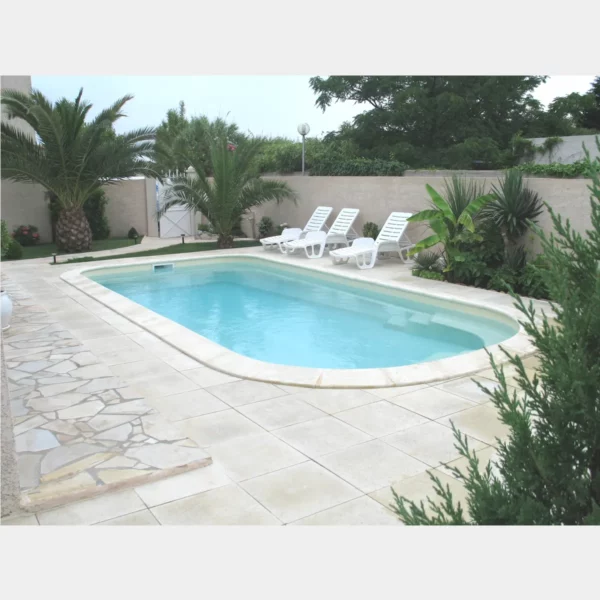 GFK-Pools - Relax 750 im Hof mit Gartenmöbel