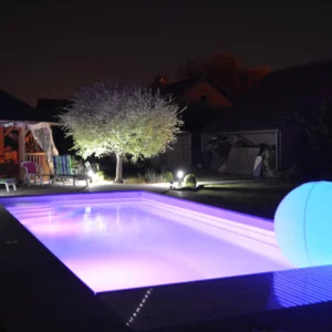 GFK-Pools - Unique 8 im Garten beleuchtet