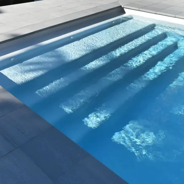 GFK-Pools - WIDE 75 rutschfeste Treppe