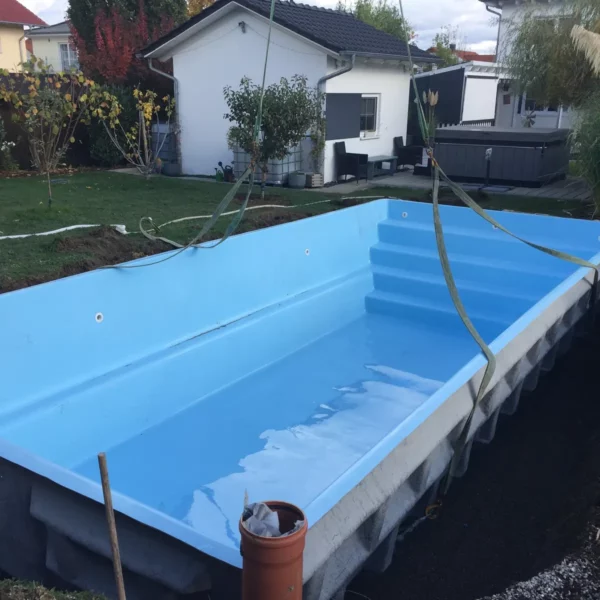 Schwimmbecken Auslieferungsbegleitung Pool In Der Grube.webp