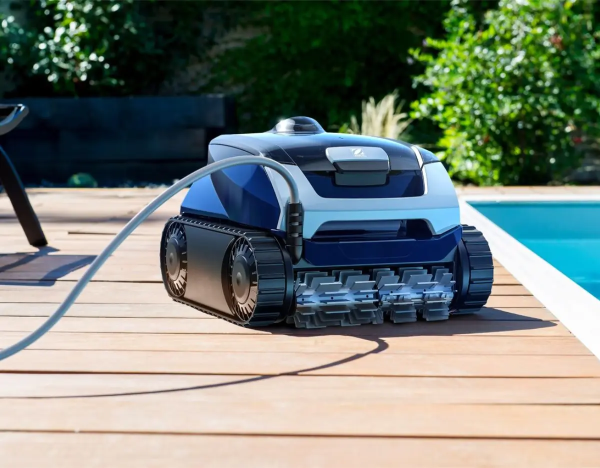 Elektrischer Poolreiniger Voyager Re 4400 Iq Am Pool.webp